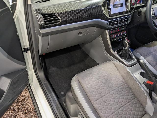 Ｔ－クロス ＴＳＩ　スタイル　ＡＣＣ　レーンアシスト　カープレイ　Ｂｌｕｅｔｏｏｔｈ接続可　バックカメラ　障害物センサー　サイドアシスト　プッシュスタート　スマートキー　ＬＥＤヘッドライト　オートハイビーム　点検記録簿付　禁煙（26枚目）