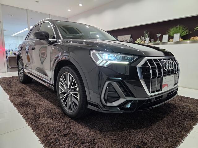 Q3 35TFSI Sライン ACC レーンアシスト カープレイ LEDヘッドライト オートハイビームアシスト パワーシート パーシャルレザー 電動テールゲート TVチューナー マルチカラーアンビエントライト 禁煙車 1オーナー(3枚目)
