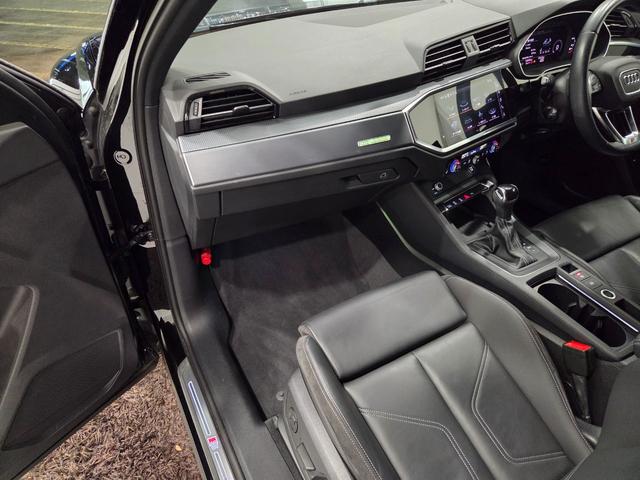 Q3 35TFSI Sライン ACC レーンアシスト カープレイ LEDヘッドライト オートハイビームアシスト パワーシート パーシャルレザー 電動テールゲート TVチューナー マルチカラーアンビエントライト 禁煙車 1オーナー(24枚目)