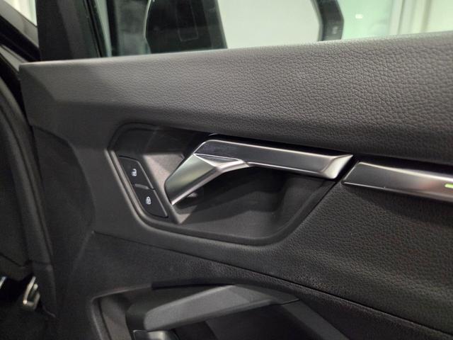 Q3 35TFSI Sライン ACC レーンアシスト カープレイ LEDヘッドライト オートハイビームアシスト パワーシート パーシャルレザー 電動テールゲート TVチューナー マルチカラーアンビエントライト 禁煙車 1オーナー(31枚目)