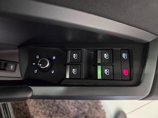 Q3 35TFSI Sライン ACC レーンアシスト カープレイ LEDヘッドライト オートハイビームアシスト パワーシート パーシャルレザー 電動テールゲート TVチューナー マルチカラーアンビエントライト 禁煙車 1オーナー(32枚目)