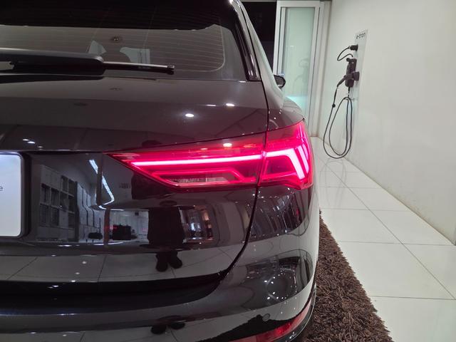 Q3 35TFSI Sライン ACC レーンアシスト カープレイ LEDヘッドライト オートハイビームアシスト パワーシート パーシャルレザー 電動テールゲート TVチューナー マルチカラーアンビエントライト 禁煙車 1オーナー(72枚目)