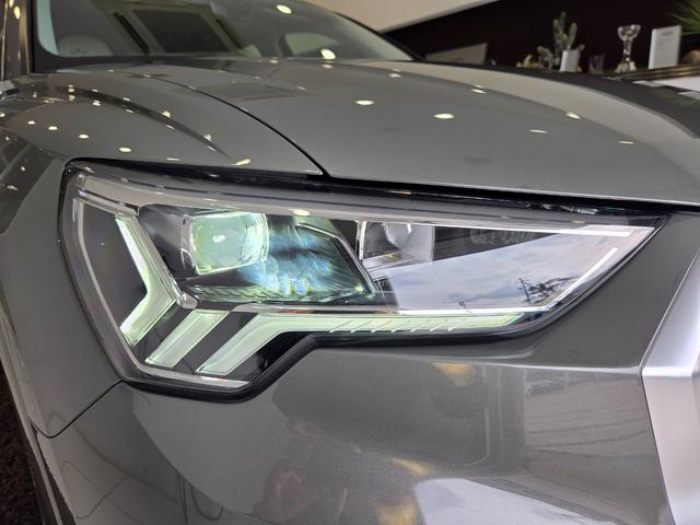 Q3 35TDIクワトロアドバンスド パーシャルレザー(パールセントベージュ) クリーンディーゼル マルチカラーアンビエントライト カープレイ TVチューナー ACC レーンアシスト 電動テールゲート 点検記録簿 禁煙車 1オーナー(4枚目)