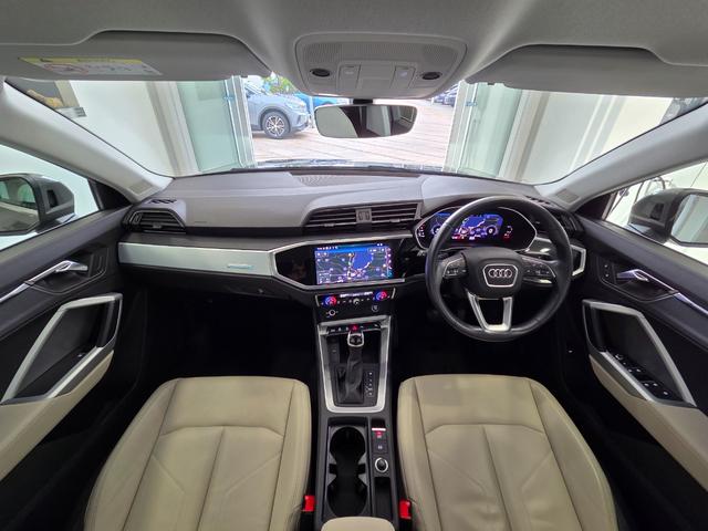 Q3 35TDIクワトロアドバンスド パーシャルレザー(パールセントベージュ) クリーンディーゼル マルチカラーアンビエントライト カープレイ TVチューナー ACC レーンアシスト 電動テールゲート 点検記録簿 禁煙車 1オーナー(12枚目)