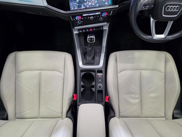 Q3 35TDIクワトロアドバンスド パーシャルレザー(パールセントベージュ) クリーンディーゼル マルチカラーアンビエントライト カープレイ TVチューナー ACC レーンアシスト 電動テールゲート 点検記録簿 禁煙車 1オーナー(15枚目)