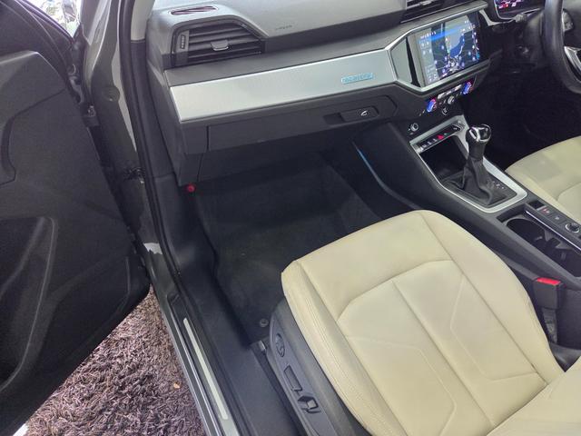 Q3 35TDIクワトロアドバンスド パーシャルレザー(パールセントベージュ) クリーンディーゼル マルチカラーアンビエントライト カープレイ TVチューナー ACC レーンアシスト 電動テールゲート 点検記録簿 禁煙車 1オーナー(23枚目)