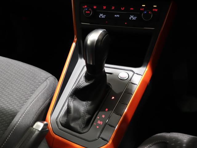 専用アルミホイールは車種グレードごとに設定されており、デザインにすっきりとマッチした印象です。