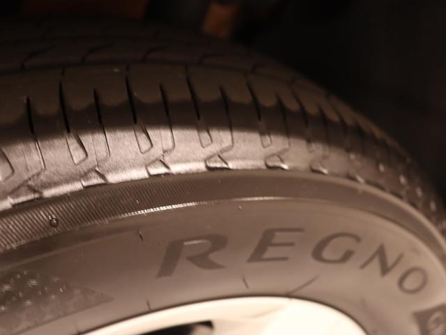 【障害物センサー】前後についているセンサーが検知して音で教えてくれる機能になります。ナビの画面にも車の絵が表示され障害物との距離感や駐車時、狭い道を走行する時などでも便利な機能になります。