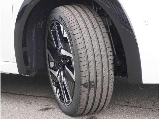 208 GT バックカメラ 障害物センサー パドルシフト アダプティブクルーズコントロール 電動パーキングブレーキ ブラインドスポットモニター 電動パーキングブレーキ ワイヤレス充電 プッシュスタート スマートキー(10枚目)