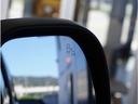 【ブラインドスポットモニター】車線変更時の側方確認をサポートします。斜め後方から接近するクルマを、ドアミラー内の警告灯でお知らせします。