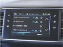 【タッチスクリーン】車の設定やオーディオシステムの操作などが行えます。さらにオプションのナビゲーションユニットを接続すると地図を表示することができます。