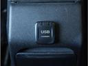 【USB接続】後部座席でもUSB接続によるスマートフォン等の充電が可能です。