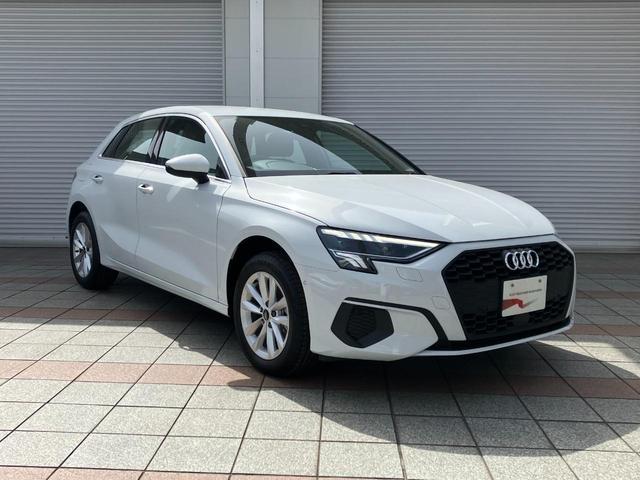 スポーツバック３０ＴＦＳＩ　新車保証継承　禁煙車　マルチメディアインターフェース　デジタルメーター　カープレイ対応　ブルートゥース　シートヒーター　アダプティブクルーズコントロール　サイドアシスト　障害物センサー(3枚目)