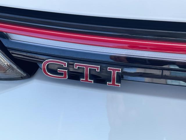 ゴルフＧＴＩ ベースグレード　ワンオーナー　禁煙車　認定中古車　ＩＱライト　アダプティブクルーズコントロール　レーンキープ　サイドアシスト　ディスカバープロ　シートヒーター　カープレイ対応　１９インチアルミホイール　ＥＴＣ２．０（17枚目）