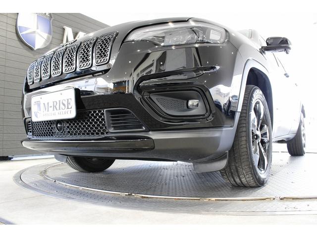 ジープ・チェロキー リミテッド　黒革シート　ＡＣＣ　ＢＳＭ　ＬＫＡ　シートＨ　シートエアコン　ナビＴＶ　ブラック１８ＡＷ　赤キャリパー　Ｐゲート　Ｐシート（4枚目）