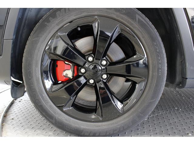 ジープ・チェロキー リミテッド　黒革シート　ＡＣＣ　ＢＳＭ　ＬＫＡ　シートＨ　シートエアコン　ナビＴＶ　ブラック１８ＡＷ　赤キャリパー　Ｐゲート　Ｐシート（8枚目）