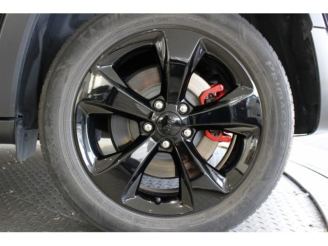 ジープ・チェロキー リミテッド　黒革シート　ＡＣＣ　ＢＳＭ　ＬＫＡ　シートＨ　シートエアコン　ナビＴＶ　ブラック１８ＡＷ　赤キャリパー　Ｐゲート　Ｐシート（9枚目）