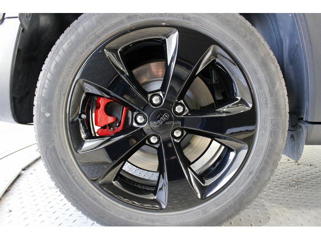 ジープ・チェロキー リミテッド　黒革シート　ＡＣＣ　ＢＳＭ　ＬＫＡ　シートＨ　シートエアコン　ナビＴＶ　ブラック１８ＡＷ　赤キャリパー　Ｐゲート　Ｐシート（10枚目）