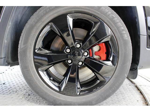 ジープ・チェロキー リミテッド　黒革シート　ＡＣＣ　ＢＳＭ　ＬＫＡ　シートＨ　シートエアコン　ナビＴＶ　ブラック１８ＡＷ　赤キャリパー　Ｐゲート　Ｐシート（11枚目）