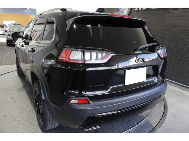 ジープ・チェロキー リミテッド　黒革シート　ＡＣＣ　ＢＳＭ　ＬＫＡ　シートＨ　シートエアコン　ナビＴＶ　ブラック１８ＡＷ　赤キャリパー　Ｐゲート　Ｐシート（12枚目）