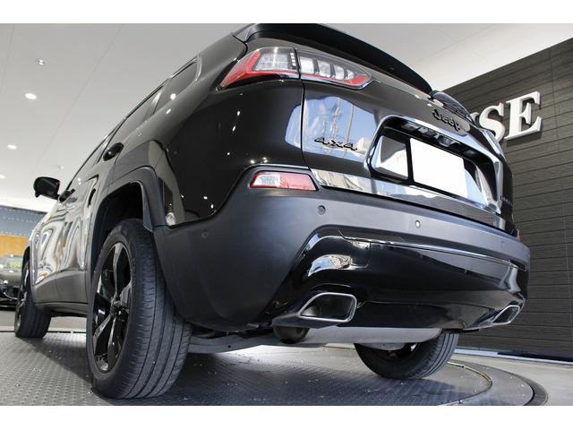 ジープ・チェロキー リミテッド　黒革シート　ＡＣＣ　ＢＳＭ　ＬＫＡ　シートＨ　シートエアコン　ナビＴＶ　ブラック１８ＡＷ　赤キャリパー　Ｐゲート　Ｐシート（13枚目）