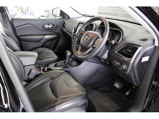 ジープ・チェロキー リミテッド　黒革シート　ＡＣＣ　ＢＳＭ　ＬＫＡ　シートＨ　シートエアコン　ナビＴＶ　ブラック１８ＡＷ　赤キャリパー　Ｐゲート　Ｐシート（18枚目）