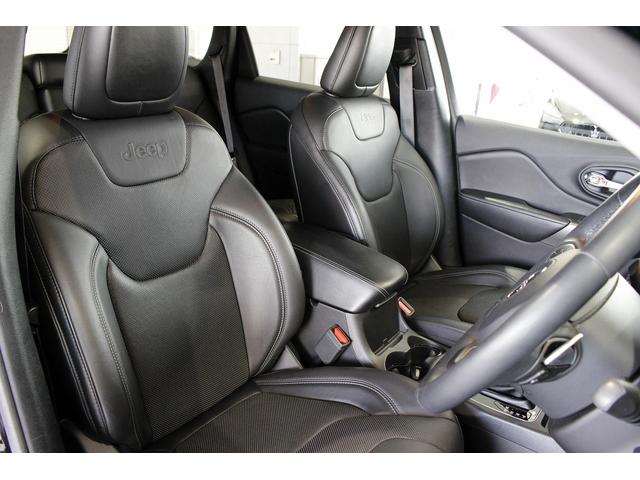 ジープ・チェロキー リミテッド　黒革シート　ＡＣＣ　ＢＳＭ　ＬＫＡ　シートＨ　シートエアコン　ナビＴＶ　ブラック１８ＡＷ　赤キャリパー　Ｐゲート　Ｐシート（19枚目）