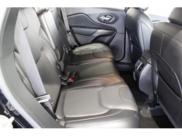 ジープ・チェロキー リミテッド　黒革シート　ＡＣＣ　ＢＳＭ　ＬＫＡ　シートＨ　シートエアコン　ナビＴＶ　ブラック１８ＡＷ　赤キャリパー　Ｐゲート　Ｐシート（22枚目）