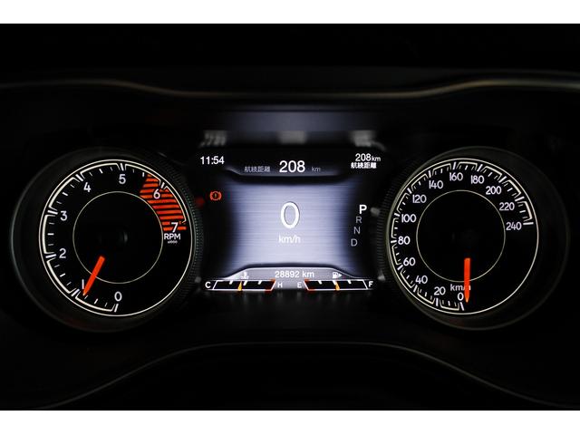 ジープ・チェロキー リミテッド　黒革シート　ＡＣＣ　ＢＳＭ　ＬＫＡ　シートＨ　シートエアコン　ナビＴＶ　ブラック１８ＡＷ　赤キャリパー　Ｐゲート　Ｐシート（25枚目）