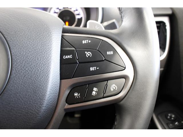 ジープ・チェロキー リミテッド　黒革シート　ＡＣＣ　ＢＳＭ　ＬＫＡ　シートＨ　シートエアコン　ナビＴＶ　ブラック１８ＡＷ　赤キャリパー　Ｐゲート　Ｐシート（27枚目）