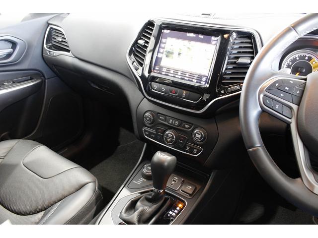 ジープ・チェロキー リミテッド　黒革シート　ＡＣＣ　ＢＳＭ　ＬＫＡ　シートＨ　シートエアコン　ナビＴＶ　ブラック１８ＡＷ　赤キャリパー　Ｐゲート　Ｐシート（28枚目）