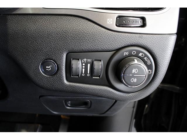 ジープ・チェロキー リミテッド　黒革シート　ＡＣＣ　ＢＳＭ　ＬＫＡ　シートＨ　シートエアコン　ナビＴＶ　ブラック１８ＡＷ　赤キャリパー　Ｐゲート　Ｐシート（35枚目）