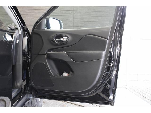 ジープ・チェロキー リミテッド　黒革シート　ＡＣＣ　ＢＳＭ　ＬＫＡ　シートＨ　シートエアコン　ナビＴＶ　ブラック１８ＡＷ　赤キャリパー　Ｐゲート　Ｐシート（37枚目）