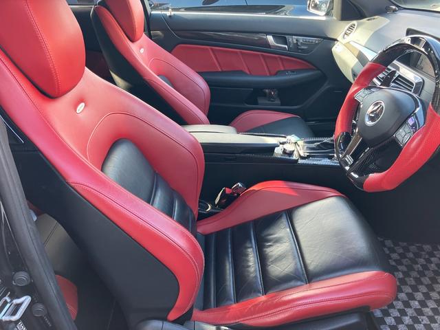 Cクラス C63 AMGクーペ パフォーマンスパッケージ 車高調ローダウン 社外エアロ 可変中間マフラー 純正ナビ フルセグTV バックカメラ ヒーター付電動シート キセノンヘッドライト ETC 19インチアルミホイール 禁煙車(5枚目)