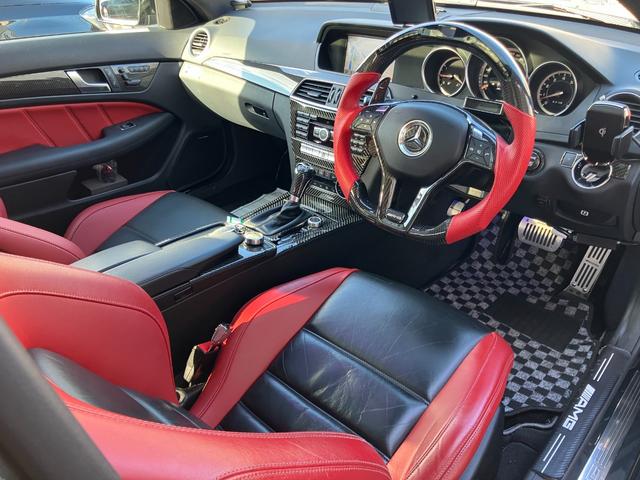 Cクラス C63 AMGクーペ パフォーマンスパッケージ 車高調ローダウン 社外エアロ 可変中間マフラー 純正ナビ フルセグTV バックカメラ ヒーター付電動シート キセノンヘッドライト ETC 19インチアルミホイール 禁煙車(10枚目)