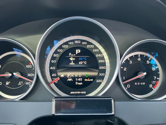 Cクラス C63 AMGクーペ パフォーマンスパッケージ 車高調ローダウン 社外エアロ 可変中間マフラー 純正ナビ フルセグTV バックカメラ ヒーター付電動シート キセノンヘッドライト ETC 19インチアルミホイール 禁煙車(13枚目)