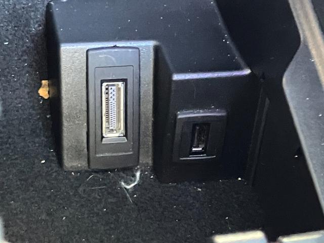 Cクラス C63 AMGクーペ パフォーマンスパッケージ 車高調ローダウン 社外エアロ 可変中間マフラー 純正ナビ フルセグTV バックカメラ ヒーター付電動シート キセノンヘッドライト ETC 19インチアルミホイール 禁煙車(31枚目)