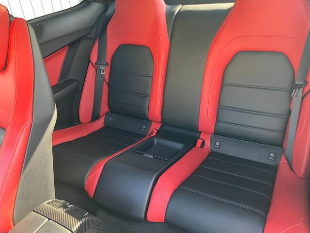 Cクラス C63 AMGクーペ パフォーマンスパッケージ 車高調ローダウン 社外エアロ 可変中間マフラー 純正ナビ フルセグTV バックカメラ ヒーター付電動シート キセノンヘッドライト ETC 19インチアルミホイール 禁煙車(33枚目)
