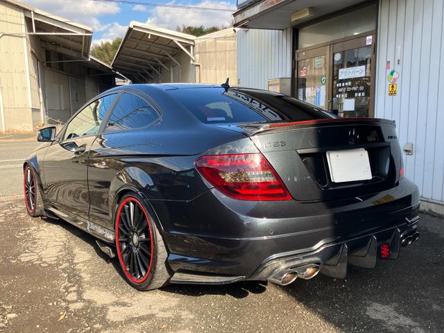 Cクラス C63 AMGクーペ パフォーマンスパッケージ 車高調ローダウン 社外エアロ 可変中間マフラー 純正ナビ フルセグTV バックカメラ ヒーター付電動シート キセノンヘッドライト ETC 19インチアルミホイール 禁煙車(40枚目)