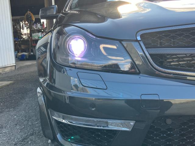 Cクラス C63 AMGクーペ パフォーマンスパッケージ 車高調ローダウン 社外エアロ 可変中間マフラー 純正ナビ フルセグTV バックカメラ ヒーター付電動シート キセノンヘッドライト ETC 19インチアルミホイール 禁煙車(49枚目)