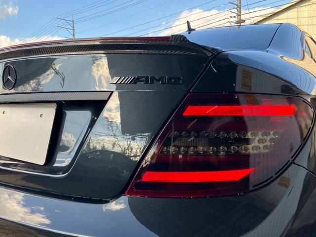Cクラス C63 AMGクーペ パフォーマンスパッケージ 車高調ローダウン 社外エアロ 可変中間マフラー 純正ナビ フルセグTV バックカメラ ヒーター付電動シート キセノンヘッドライト ETC 19インチアルミホイール 禁煙車(54枚目)