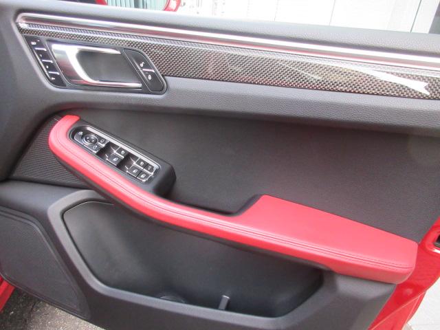 マカン マカンＧＴＳ　ディーラー車　禁煙車　屋内保管　レッドレザー　エアサス（30枚目）