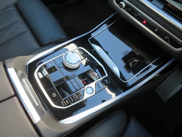 Ｘ７ Ｍ６０ｉ　ｘＤｒｉｖｅ　ＭスポーツＰプロ　ヘッドアップディスプレイ　６人乗り　スカイラウンジパノラマＳＲ　Ｂｏｗｅｒｓ＆Ｗｉｌｋｉｎｓスピーカー　アクティブベンチレーション　黒革　シートヒーター　純正２２ＡＷ（18枚目）