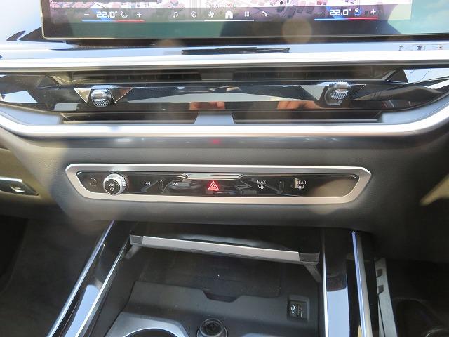 Ｘ７ Ｍ６０ｉ　ｘＤｒｉｖｅ　ＭスポーツＰプロ　ヘッドアップディスプレイ　６人乗り　スカイラウンジパノラマＳＲ　Ｂｏｗｅｒｓ＆Ｗｉｌｋｉｎｓスピーカー　アクティブベンチレーション　黒革　シートヒーター　純正２２ＡＷ（22枚目）
