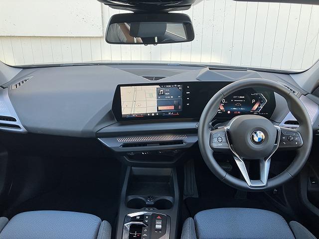 １シリーズ １２０　テクノロジーＰ　ヘッドアップディスプレイ　オートトランク　シートヒーター　コンフォートアクセス　アラウンドビューカメラ　純正１７ＡＷ　アクティブクルーズコントロール　禁煙車（8枚目）