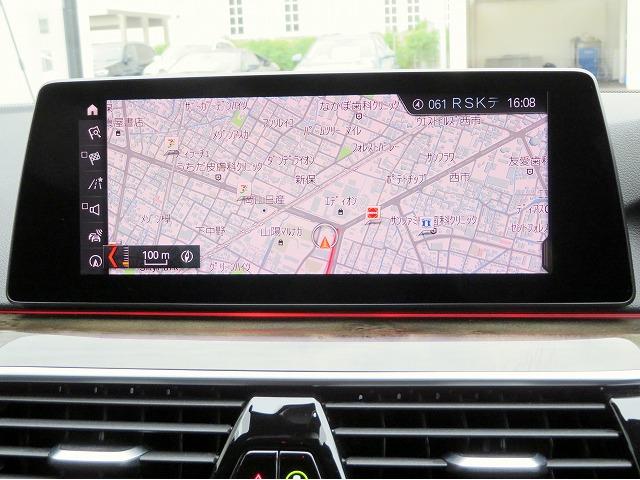 ◆インスツルメントパネルやインテリアトリムなどは、調和しなが洗練された室内を作り上げ、スイッチ類によって、優れた操作性をも実現。ドライバーの視線や動線を考え、人間工学に基づきデザインされています◆