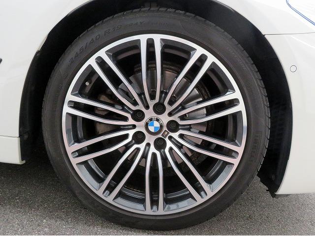 ◆インスツルメントパネルやインテリアトリムなどは、調和しなが洗練された室内を作り上げ、スイッチ類によって、優れた操作性をも実現。ドライバーの視線や動線を考え、人間工学に基づきデザインされています◆