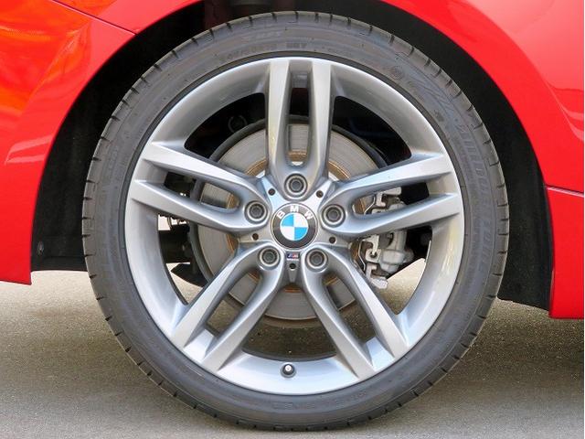 ◆インスツルメントパネルやインテリアトリムなどは、調和しなが洗練された室内を作り上げ、スイッチ類によって、優れた操作性をも実現。ドライバーの視線や動線を考え、人間工学に基づきデザインされています◆