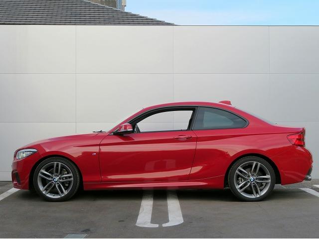 ◆インスツルメントパネルやインテリアトリムなどは、調和しなが洗練された室内を作り上げ、スイッチ類によって、優れた操作性をも実現。ドライバーの視線や動線を考え、人間工学に基づきデザインされています◆