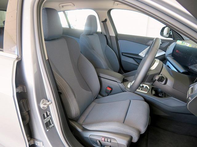 1シリーズ 120 テクノロジーPKG ヘッドアップディスプレイ オートトランク シートヒーター トップ+バックカメラ アクティブクルコン レーンチェンジ&ディパーチャーウォーニング LEDヘッドライト 純正17アルミ(9枚目)